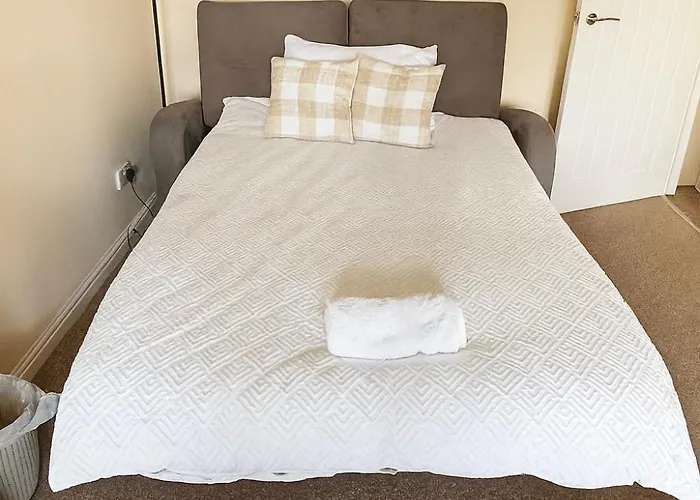 Hub - 2br With Free Parking, Near Airport & Attractions *