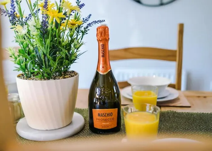 Dom wakacyjny Modern House - Sleeps 6 - Free Parking - Near Etihad Stadium - Coop Live