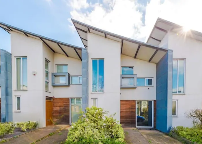 Modern House - Sleeps 6 - Free Parking - Near Etihad Stadium - Coop Live