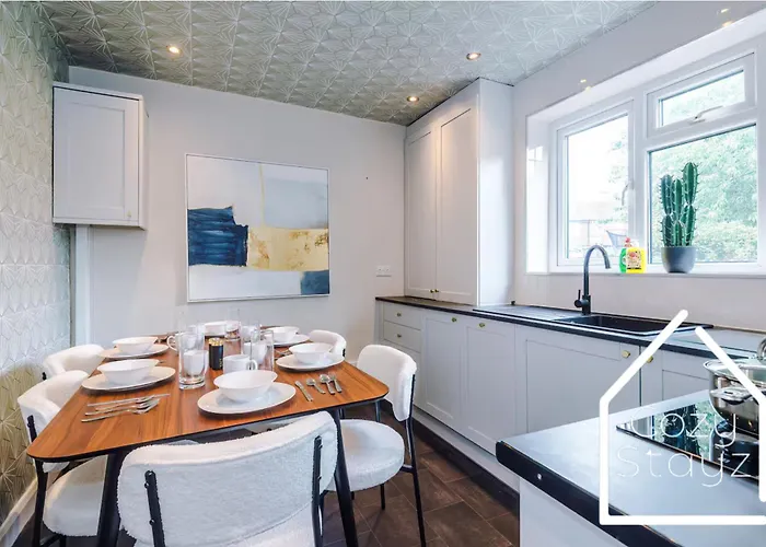 Spacious 3 Bed With Pac-man, Darts And 2 Parking Spaces * Manchester