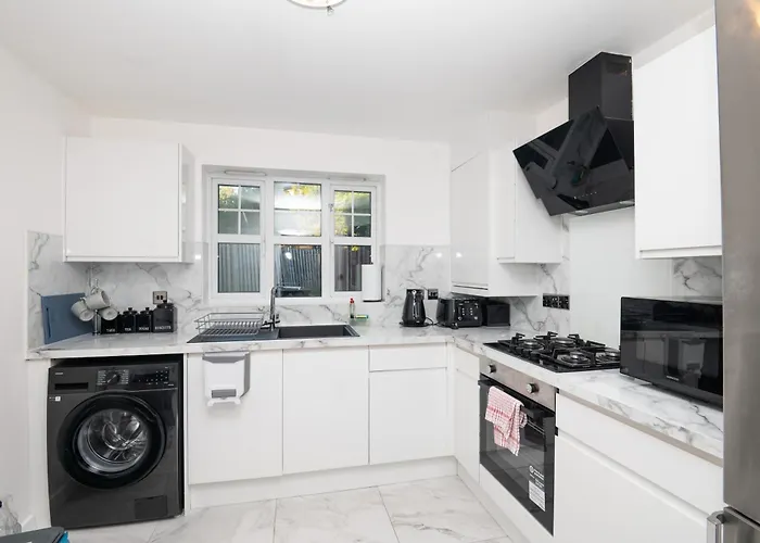 Elegant And Modern 3 Double Bedroom Near Centre Entire House Parking Bed and breakfast *