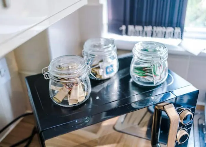 Modern House - Sleeps 6 - Free Parking - Near Etihad Stadium - Coop Live