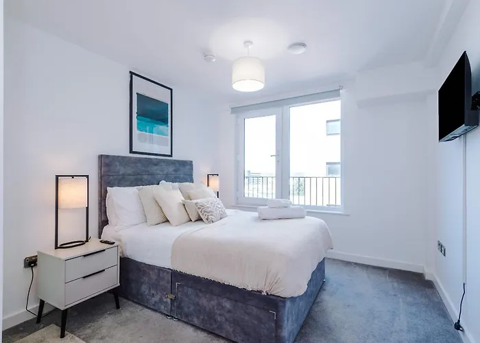 Beautiful 2 Bedroom *