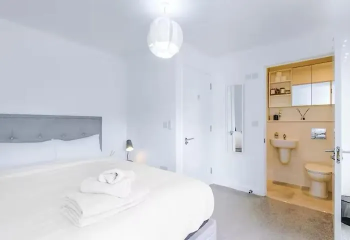 Daire Spacious In Mcr - Free Parking, Ps5 & Superfast Wifi *