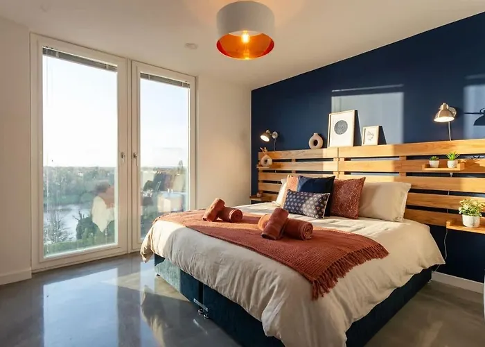 Modern & Spacious 2 Bed By Old Trafford *