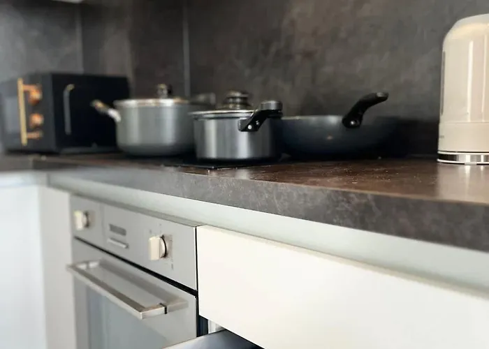 Joyful Group - Stylish 2br Retreat On Regent Road *