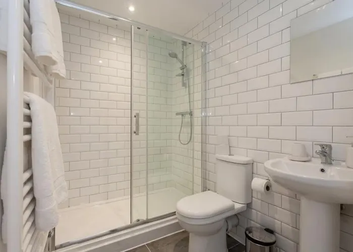 아파트 Modern & Spacious 2 Bed By Old Trafford *