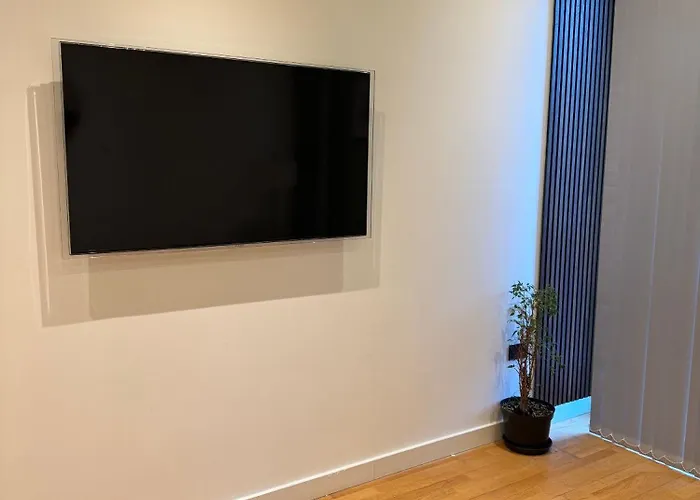 Modern Next To Ao Arena - Parking - Local Attractions Apartment *