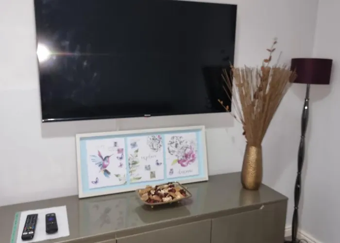 Newly Refurbished 2- Bed Stylish *