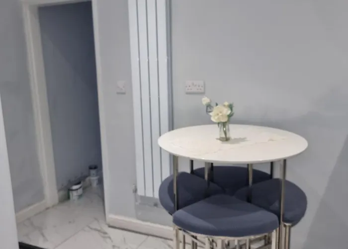 Apartment Newly Refurbished 2- Bed Stylish *