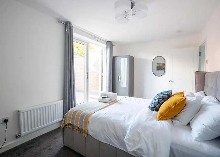 Luxury Deluxe - 4 Bedrooms - 6 Beds - 10 Guests - Private Parking - Contractors Welcome - Trafford Stretford * Manchester