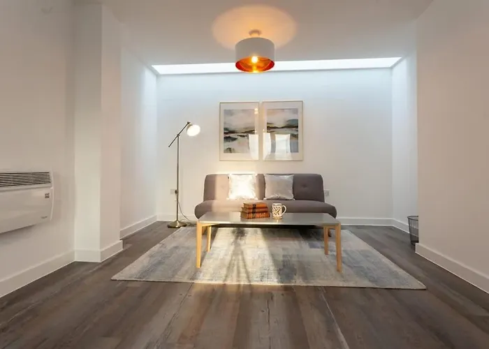 아파트 Modern & Spacious 2 Bed By Old Trafford