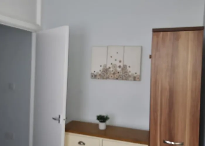 Newly Refurbished 2- Bed Stylish *