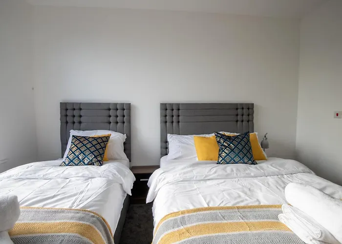 Apartament Luxury Deluxe - 4 Bedrooms - 6 Beds - 10 Guests - Private Parking - Contractors Welcome - Trafford Stretford Manchester