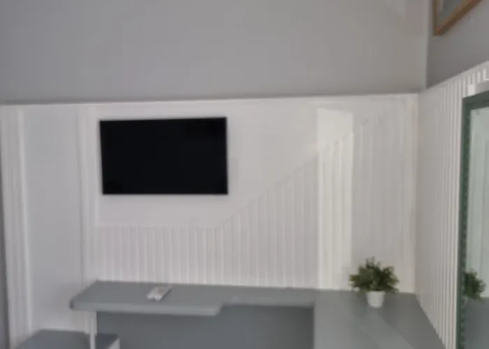 Newly Refurbished 2- Bed Stylish Apartment *