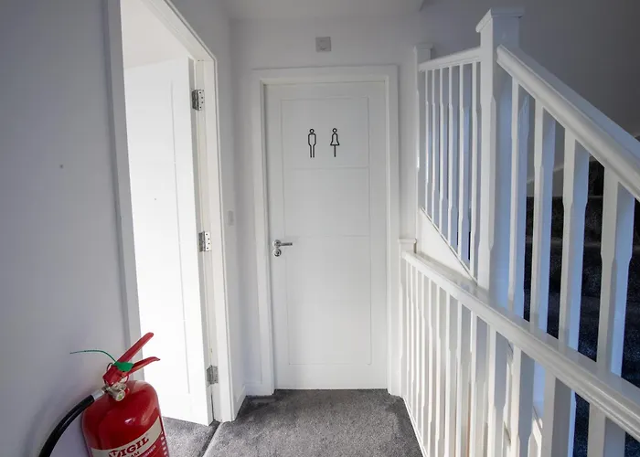 Luxury Deluxe - 4 Bedrooms - 6 Beds - 10 Guests - Private Parking - Contractors Welcome - Trafford Stretford *