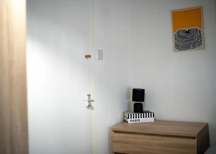 Modern 3-bedroom Near Centre مانشستر