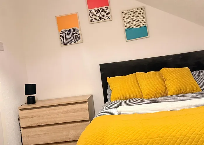 Modern 3-bedroom Near Centre شقة