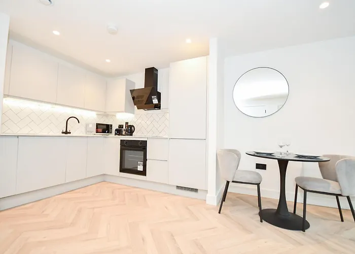 Modern 1 Bed Flat In W Balcony Apartment *