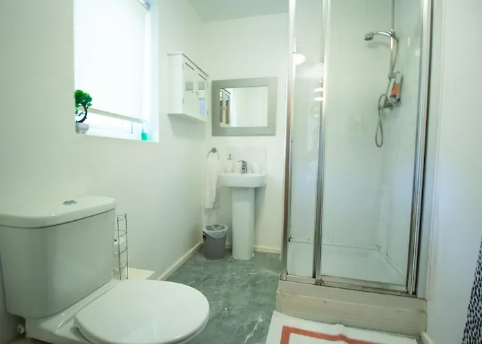 Daire Close To Centre 3-bed Townhouse, Sleeps 7, Free Parking, Great Transport Links Manchester