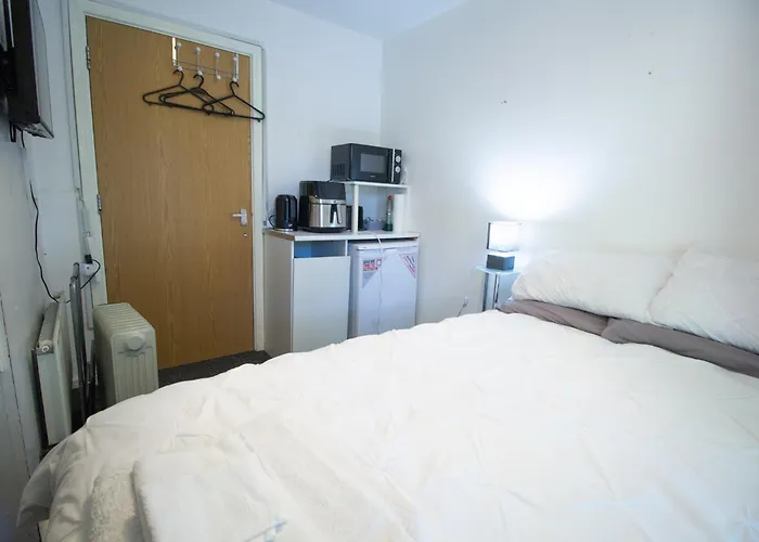 Close To Centre 3-bed Townhouse, Sleeps 7, Free Parking, Great Transport Links Daire Manchester