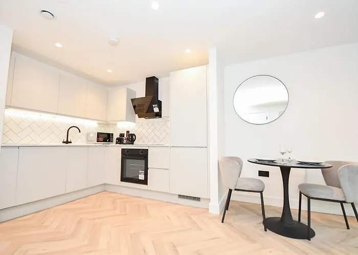 Modern 1 Bed Flat In W Balcony Manchester