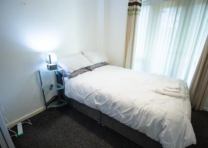 Close To Centre 3-bed Townhouse, Sleeps 7, Free Parking, Great Transport Links Lejlighed *