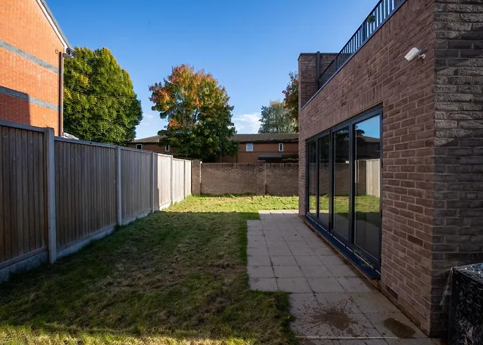 Apartment Luxury Deluxe - 4 Bedrooms - 6 Beds - 10 Guests - Private Parking - Contractors Welcome - Trafford Stretford Manchester