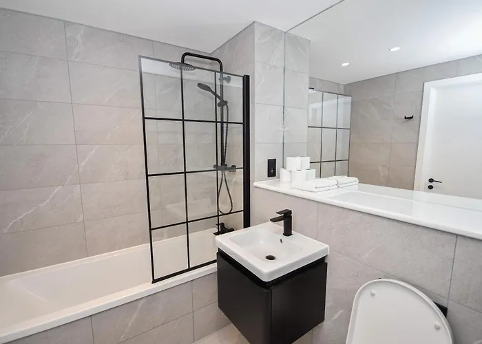 Modern 1 Bed Flat In W Balcony Apartment Manchester