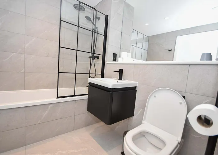 Modern 1 Bed Flat In W Balcony Manchester