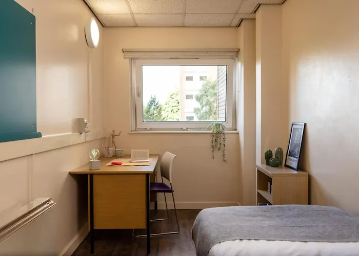 John Lester And Eddie Colman Courts In Salford Appartement