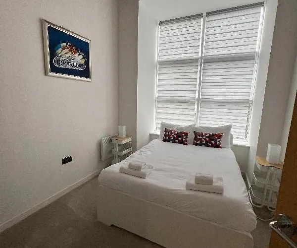 Chic Mill With Canal Views Apartament