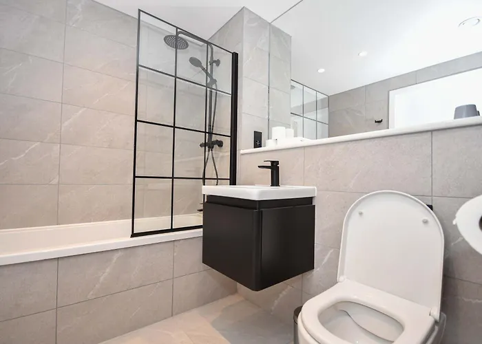 Modern 1 Bed Flat In W Balcony Manchester