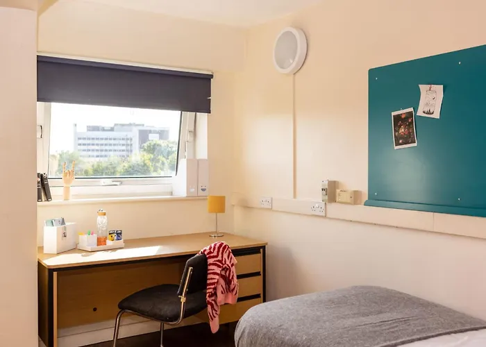 John Lester And Eddie Colman Courts In Salford * מנצ'סטר