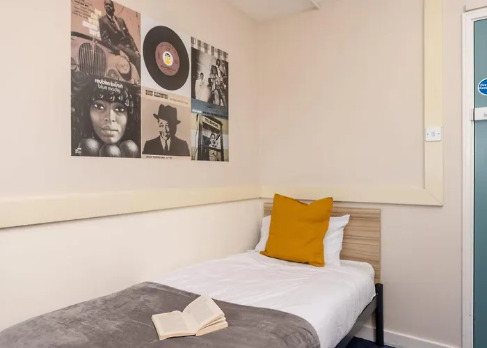 John Lester And Eddie Colman Courts In Salford * מנצ'סטר