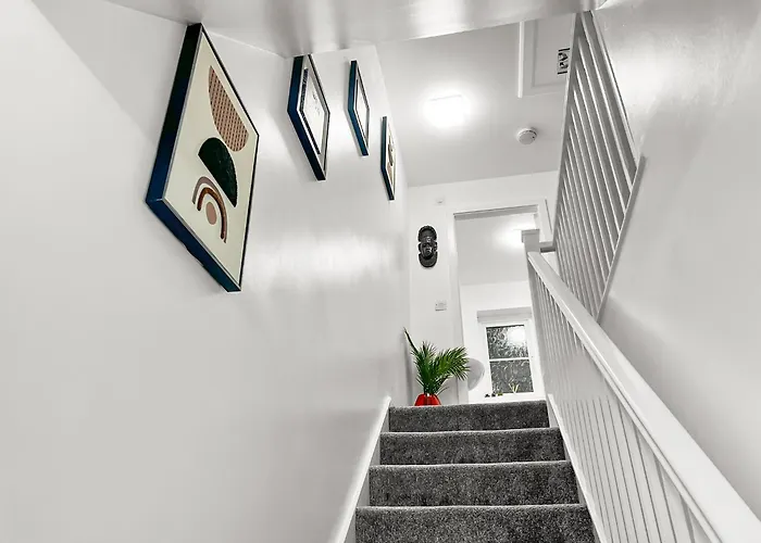 New Getaway House With 2 Free Parking Appartement Manchester