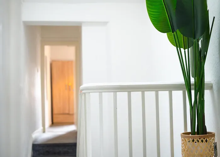 Modern 3-bedroom Near Centre *