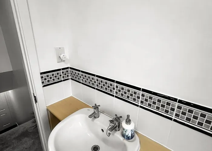 New Getaway House With 2 Free Parking *