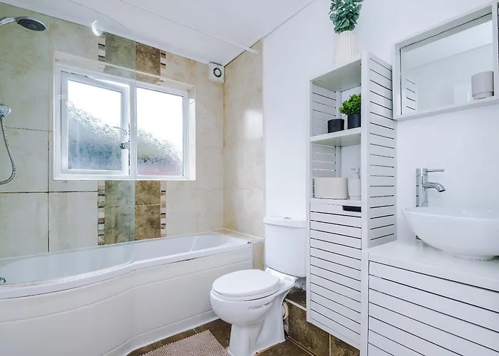 Comfy 1br In Salford, Kitchen, Wifi And Parking *