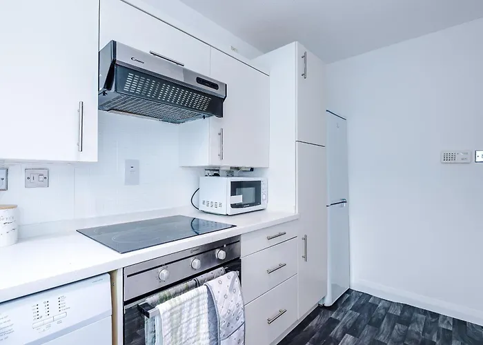 Comfy 1br In Salford, Kitchen, Wifi And Parking