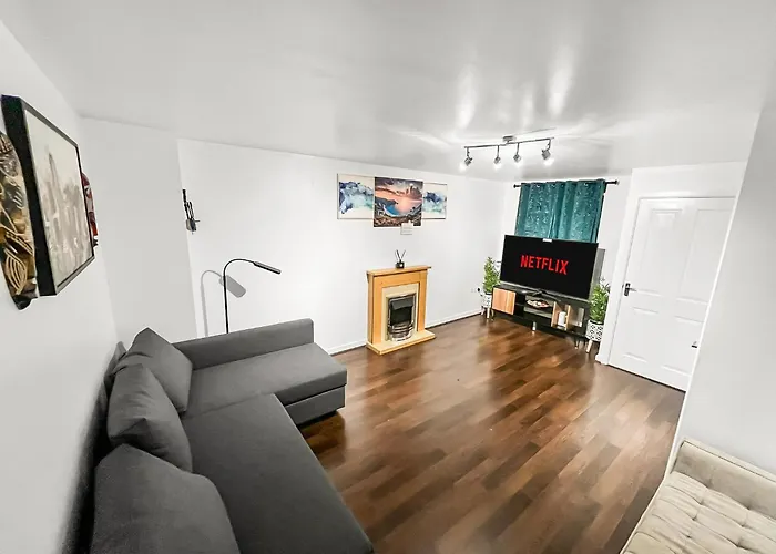 New Getaway House With 2 Free Parking * Mánchester