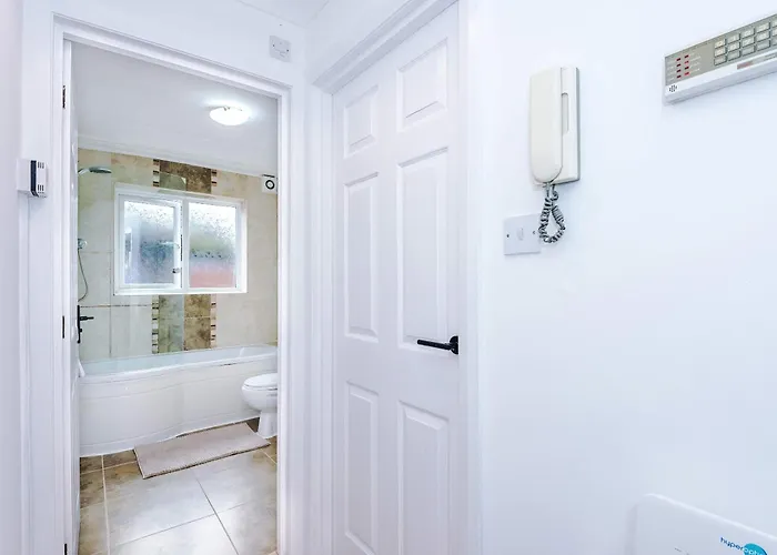 Comfy 1br In Salford, Kitchen, Wifi And Parking *