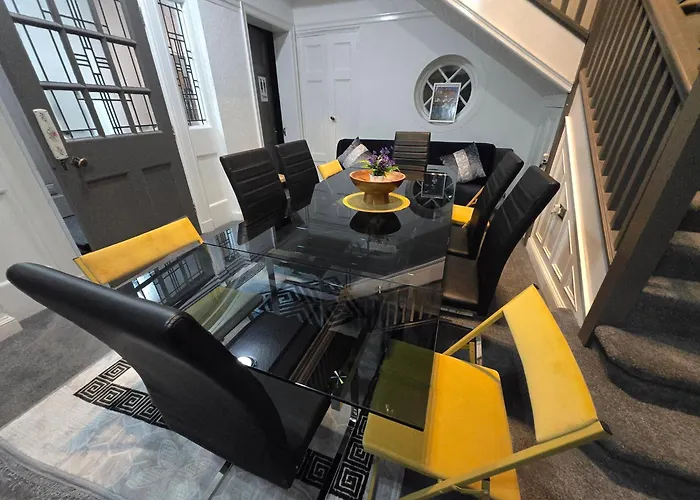 Charming Tudor White House Free Wifi * Manchester