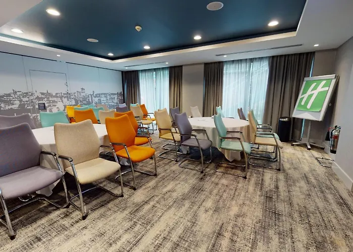 호텔 홀리데이 인 - 시티 센터 4*