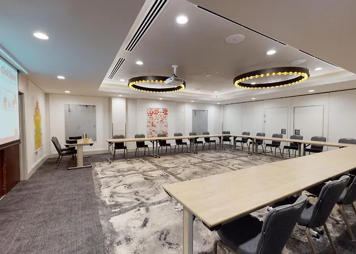 호텔 홀리데이 인 - 시티 센터 4*