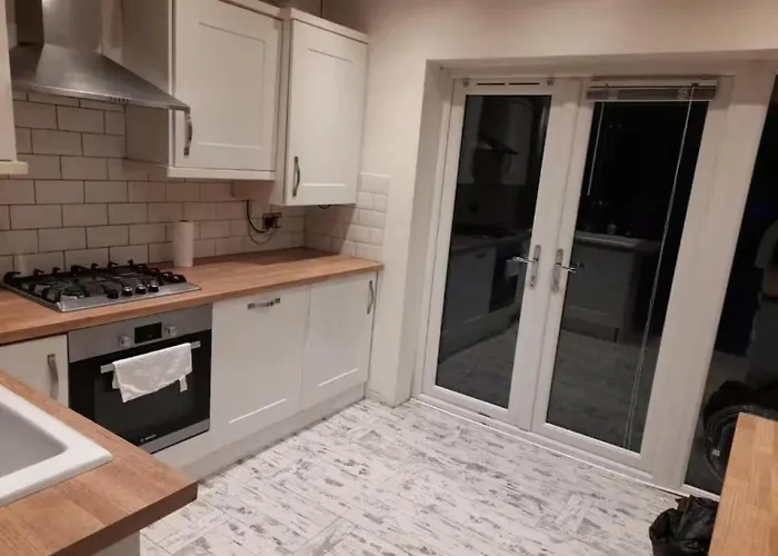 Villa Central Manchester Family-Friendly Home With Free Parking And Workspace