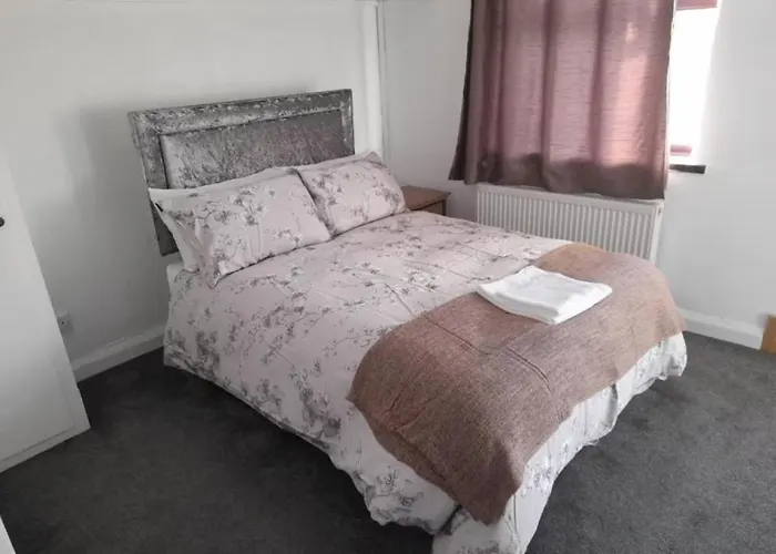 Family-friendly With Free Parking And Workspace Villa Manchester