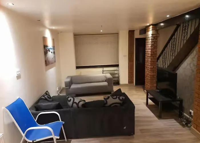 Villa Central Manchester Family-Friendly Home With Free Parking And Workspace
