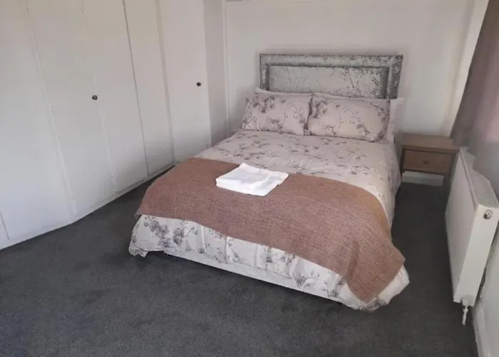 Central Manchester Family-Friendly Home With Free Parking And Workspace