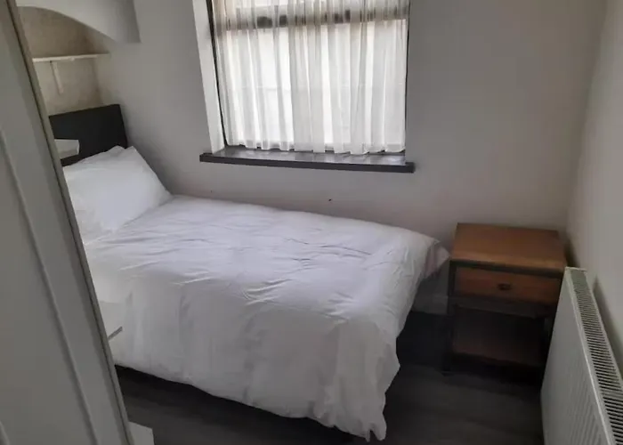 Central Manchester Family-Friendly Home With Free Parking And Workspace